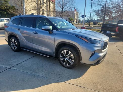 Certified 2023 Toyota Highlander XLE image 8