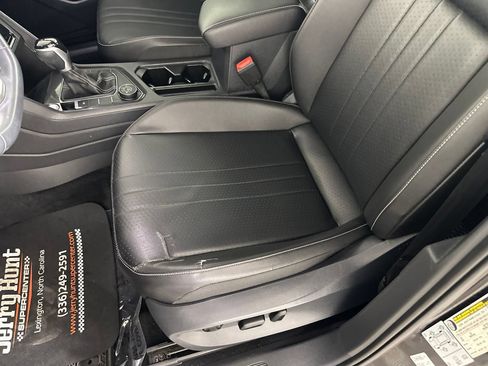 Used 2022 Volkswagen Tiguan SE w/ Panoramic Sunroof Package AWD/4WD image 9