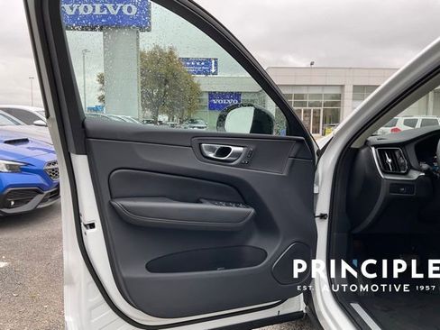 Certified 2025 Volvo XC60 B5 Core image 11