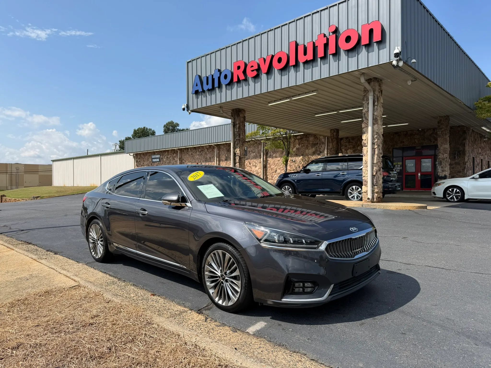 Used 2017 Kia Cadenza Limited FWD image 1