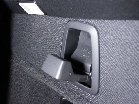 Certified 2025 Volvo XC90 B6 Plus image 36