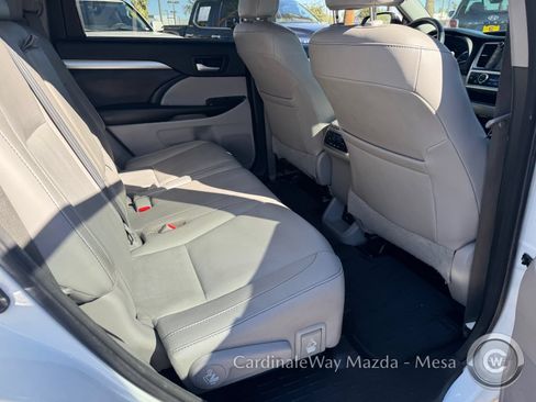 Used 2017 Toyota Highlander XLE FWD image 30