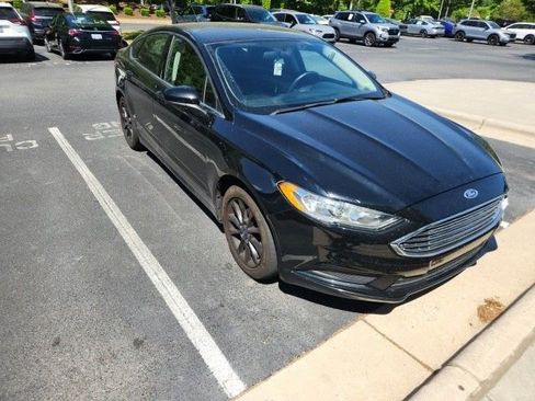 Used 2017 Ford Fusion SE w/ Fusion SE Technology Package FWD image 4