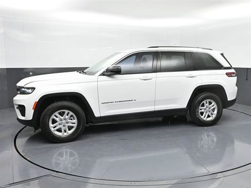 Used 2023 Jeep Grand Cherokee Laredo AWD/4WD image 29