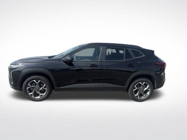 Used 2025 Chevrolet Trax LT FWD image 2