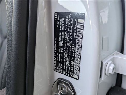 Certified 2025 Porsche Macan image 30