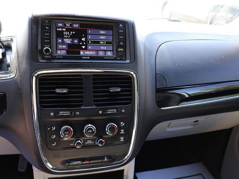 Used 2017 Dodge Grand Caravan SXT FWD image 36