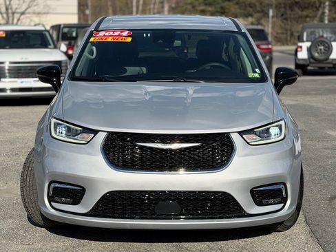 Used 2024 Chrysler Pacifica Touring-L FWD image 2