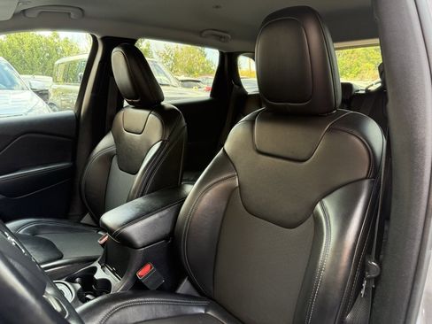 Used 2019 Jeep Cherokee Latitude Plus w/ Comfort/Convenience Group image 11