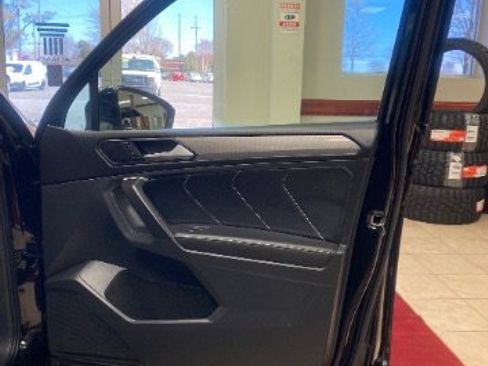 Used 2024 Volkswagen Tiguan SE image 13