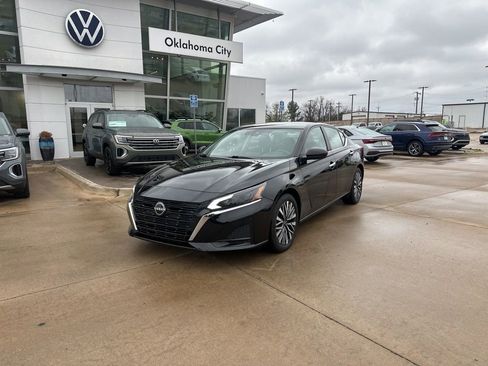 Used 2024 Nissan Altima 2.5 SV image 1