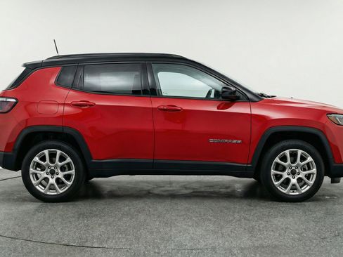 Used 2025 Jeep Compass Limited image 11