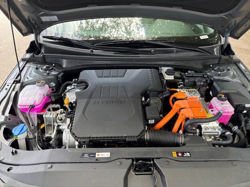 Certified 2025 Hyundai Elantra Limited FWD image 16