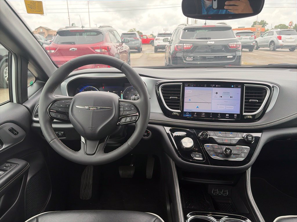 Used 2025 Chrysler Pacifica Limited FWD image 14