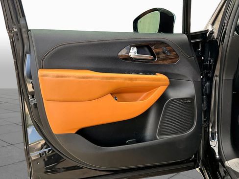 Used 2023 Chrysler Pacifica Pinnacle FWD image 22