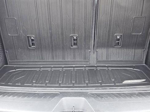 Used 2024 GMC Yukon SLT w/ SLT Luxury Package image 33