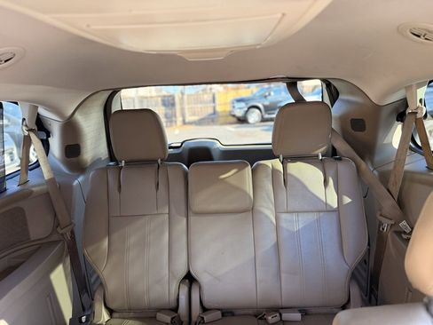 Used 2015 Chrysler Town & Country Touring image 18