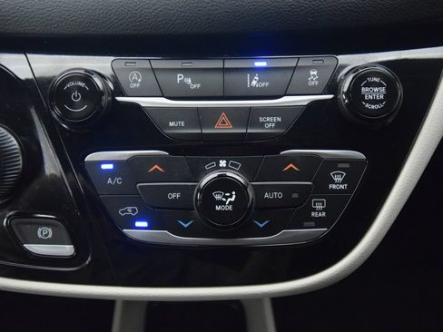 Used 2023 Chrysler Pacifica Touring-L FWD image 35