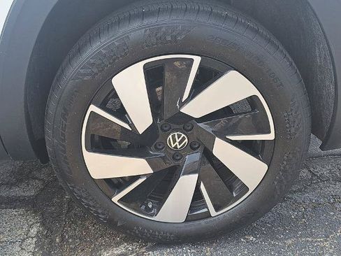 Used 2025 Volkswagen Atlas Cross Sport SE AWD/4WD image 34
