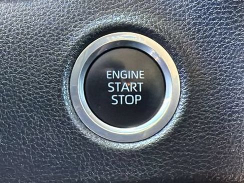 Used 2022 Toyota Tundra SR5 w/ SR5 Convenience Package AWD/4WD image 17