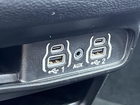 Used 2023 Chrysler Pacifica Touring FWD image 25