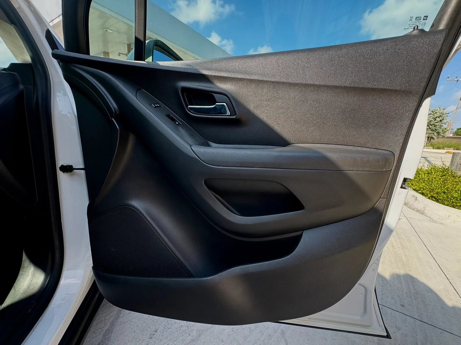 Used 2020 Chevrolet Trax LT w/ LT Convenience Package FWD image 17