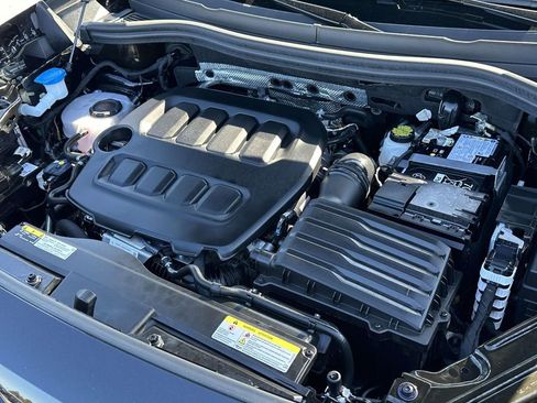 Certified 2025 Volkswagen Tiguan SE image 10