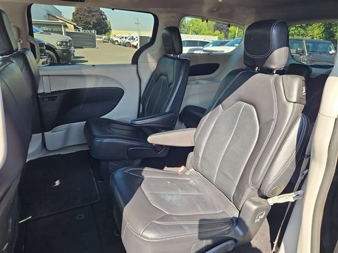 Used 2022 Chrysler Pacifica Touring-L FWD image 14