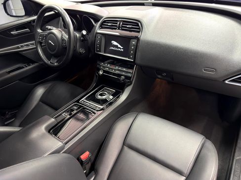 Used 2018 Jaguar XE Premium image 27