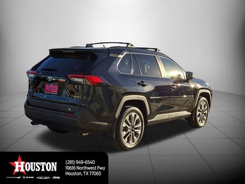 Used 2022 Toyota RAV4 XLE Premium image 3