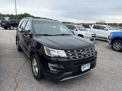 Used 2017 Ford Explorer XLT w/ Equipment Group 201A AWD/4WD image 2