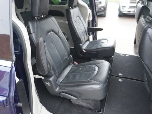 Used 2019 Chrysler Pacifica Touring-L image 18