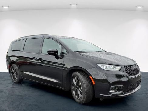 Used 2025 Chrysler Pacifica Limited FWD image 5