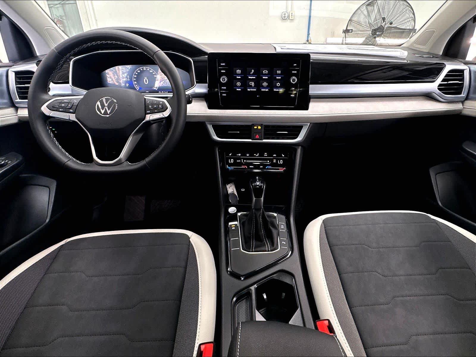 New 2027 Volkswagen Taos SE FWD image 5