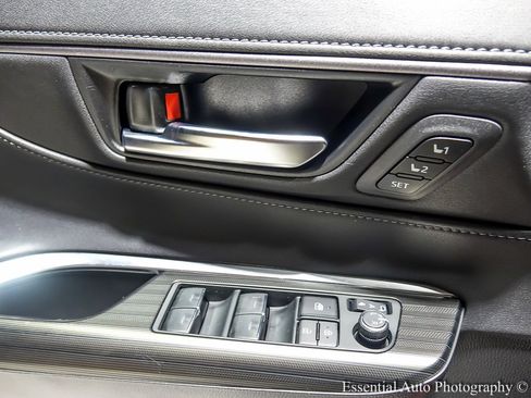 Used 2024 Toyota Venza Limited image 29