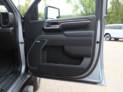 Used 2025 GMC Sierra 3500 SLT w/ SLT Premium Package AWD/4WD image 9