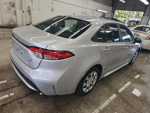 Used 2022 Toyota Corolla LE FWD image 3