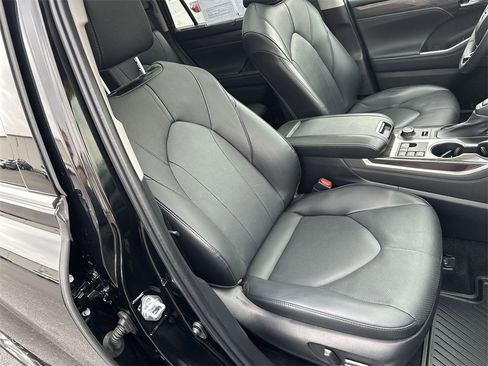 Used 2023 Toyota Highlander Limited image 27