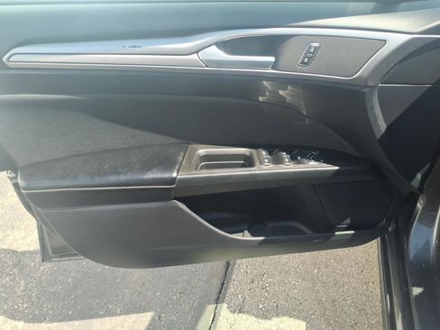 Used 2020 Ford Fusion SE image 11