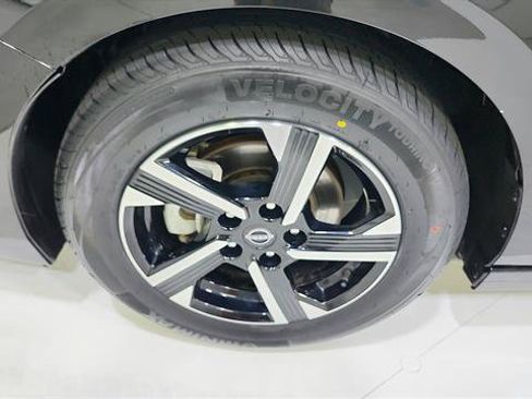 Certified 2025 Nissan Sentra SV FWD image 28