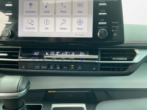 Used 2024 Toyota Sienna XSE w/ XSE Plus Package FWD image 18