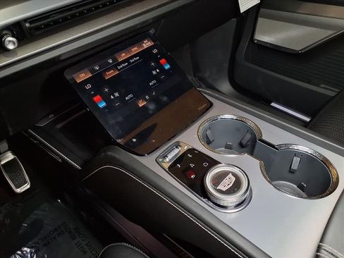 New 2026 Cadillac Vistiq Sport image 18