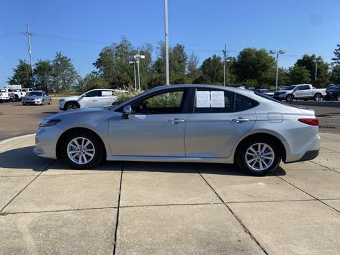 Used 2025 Toyota Camry LE FWD image 5
