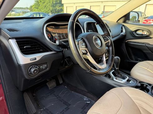 Used 2017 Jeep Cherokee Latitude w/ Comfort & Sound Group FWD image 17