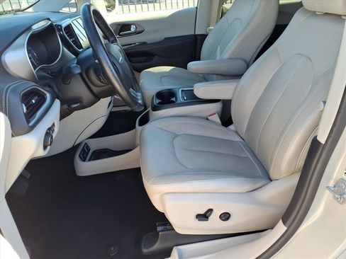 Used 2021 Chrysler Pacifica Touring-L image 14