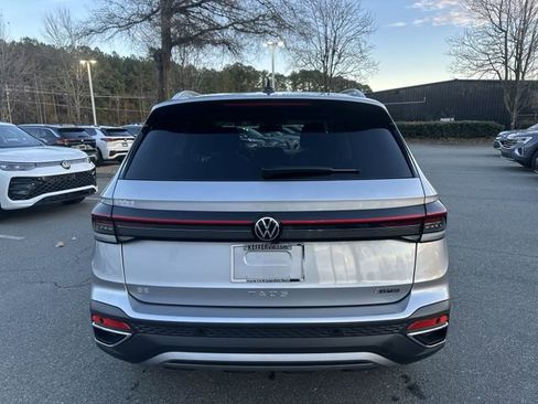 New 2026 Volkswagen Taos SE image 4