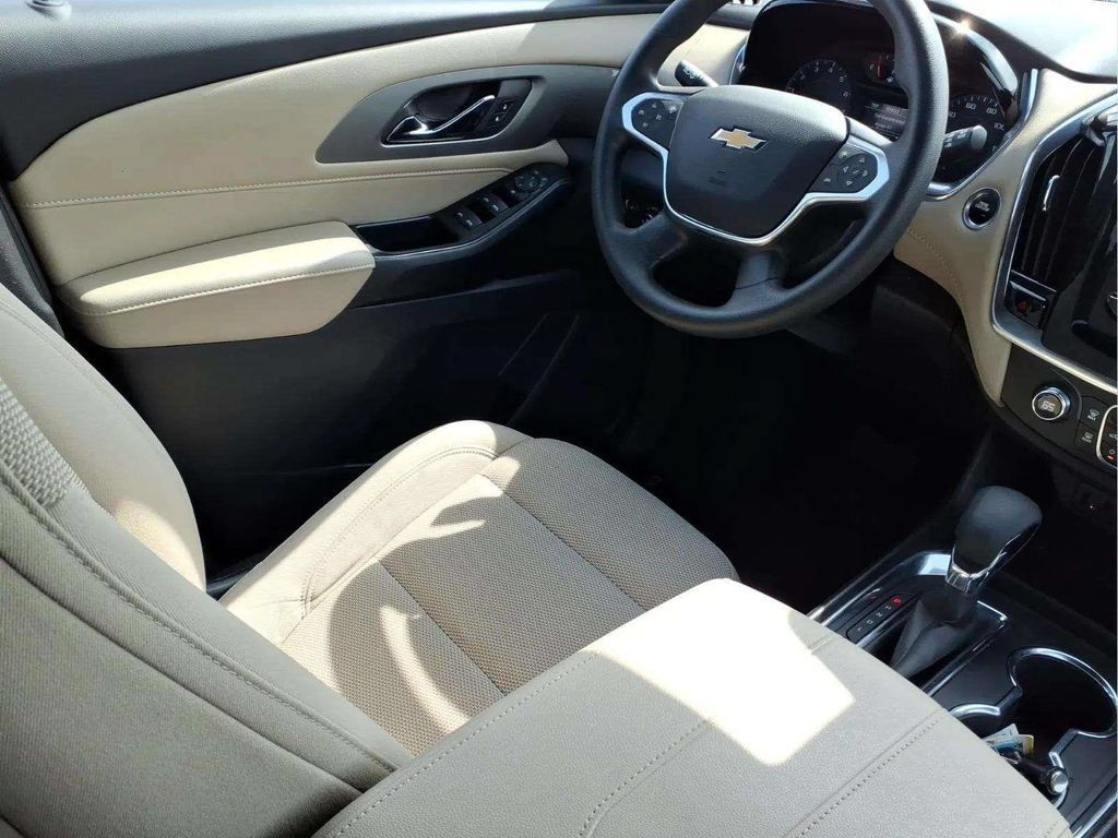 Used 2023 Chevrolet Traverse LS FWD image 9