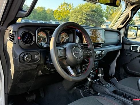 Used 2024 Jeep Wrangler Unlimited Rubicon w/ Technology Group AWD/4WD image 17