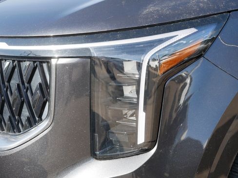 Certified 2025 Kia Carnival image 16