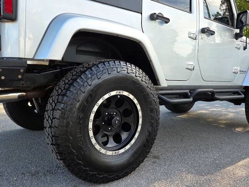 Used 2010 Jeep Wrangler Unlimited Sahara w/ Dual Top Group AWD/4WD image 19